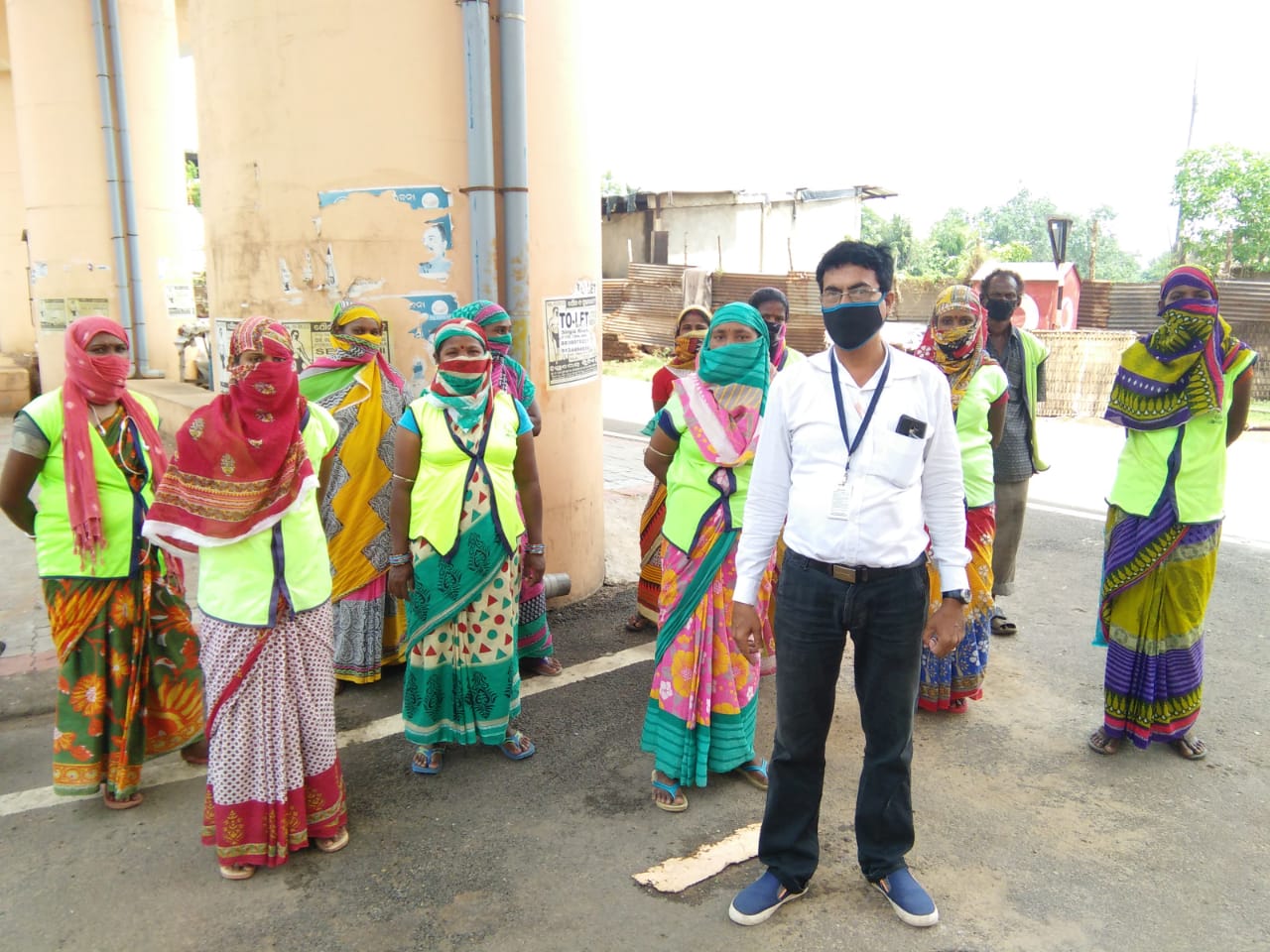 ହେମନ୍ତ ଓ ତାଙ୍କ ସହକର୍ମୀ ସାଜିଲେ କରୋନା ଯୋଦ୍ଧା, ନିଜ ଦୁଃଖ ଭୁଲି ନିଷ୍ଠାର ସହ କରୁଛନ୍ତି ଲୋକଙ୍କ ସେବା