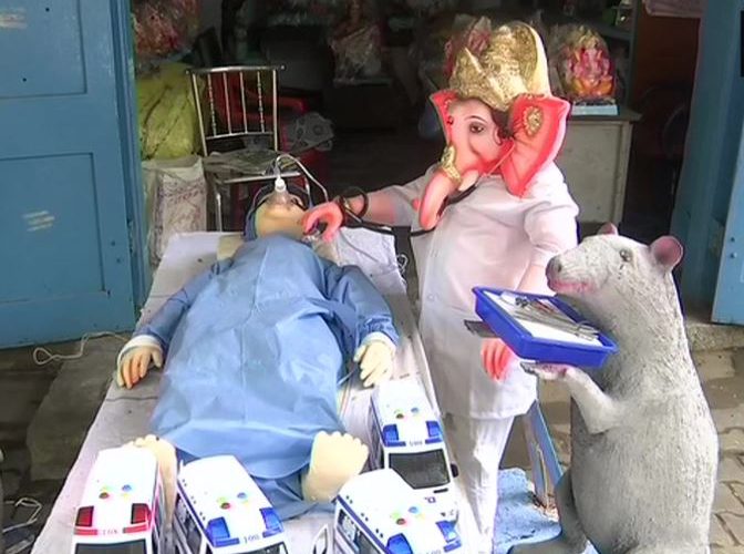 ଡାକ୍ତର ବେଶରେ ଶ୍ରୀଗଣେଶ: PPE କିଟ୍ ପିନ୍ଧି ରୋଗୀଙ୍କୁ କରୁଛନ୍ତି ଚିକିତ୍ସା,