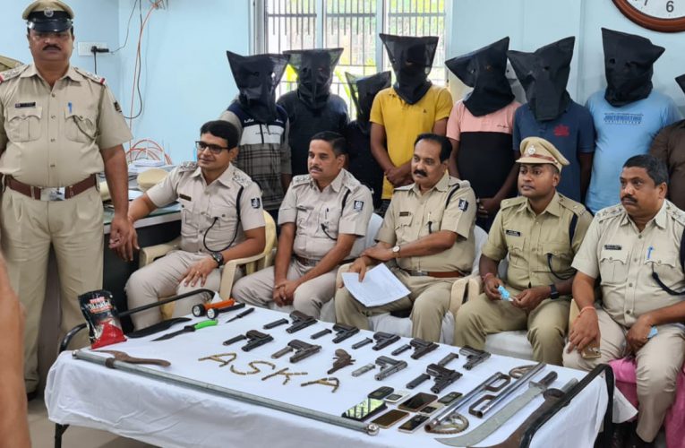 ପୋଲିସକୁ ସଫଳତା : ୮ଜଣ ଦୁର୍ଦ୍ଦାନ୍ତ ଅପରାଧୀ ଗିରଫ, ଅନେକ ମାରଣାସ୍ତ୍ର ସହ ଗୁଳିଗୋଳା ଜବତ