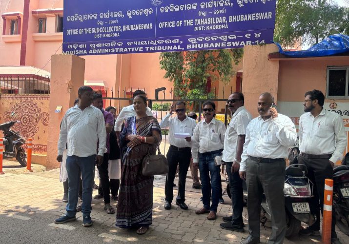 ଉପ ଜିଲ୍ଲାପାଳଙ୍କ ମନମାନି, ହାଇକୋର୍ଟଙ୍କ ନିର୍ଦେଶକୁ ଖାତିରି ନାହିଁ,  ନିର୍ବାଚନ ପାଇଁ ତାରିଖ ଦେବାକୁ ନାରାଜ,  ବିରୋଧ କରି ଉପ ଜିଲ୍ଲାପାଳ ଅଫିସ ଆଗରେ ଧାରଣା